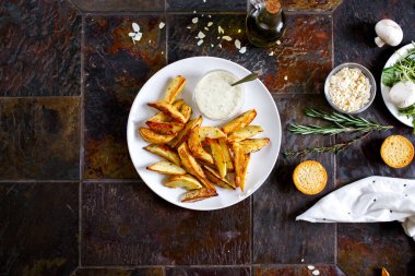 Provencal otlar ve sarımsak sosuyla pişirilmiş patatesler.