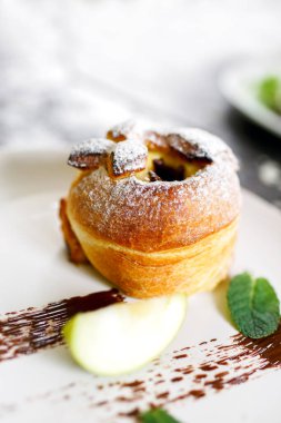 Fırında elma ve çikolatalı börek.