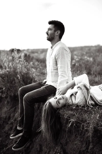 Pareja Gentil Cariñosa Sentada Orilla Atardecer —  Fotos de Stock