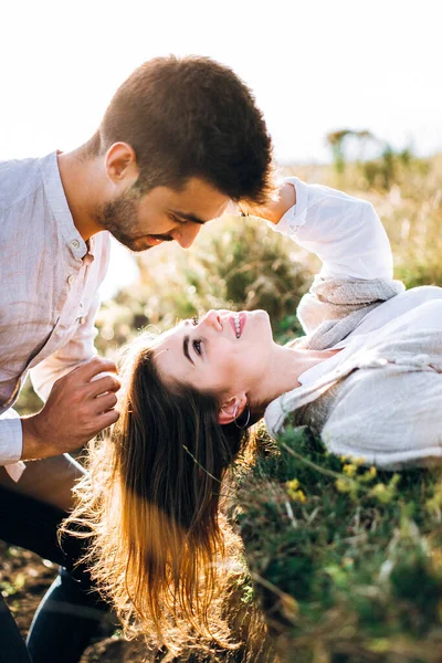 Retrato Una Hermosa Pareja Tendida Hierba Tocar Suavemente Cara Abrazar —  Fotos de Stock