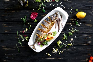 Limon ve yeşillikle pişirilmiş uskumru.