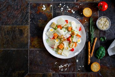 Salata. Kızarmış somon, salata, kızarmış ekmek, bıldırcın yumurtası, parmesan, kiraz domates, Sezar sosu.