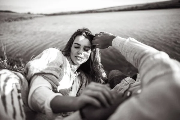 Retrato Close Uma Linda Garota Deitada Chão Mão Homem Toca — Fotografia de Stock