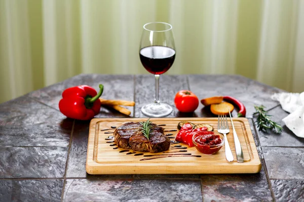 Steak Leher Babi Dengan Sayuran Panggang Dan Saus — Stok Foto