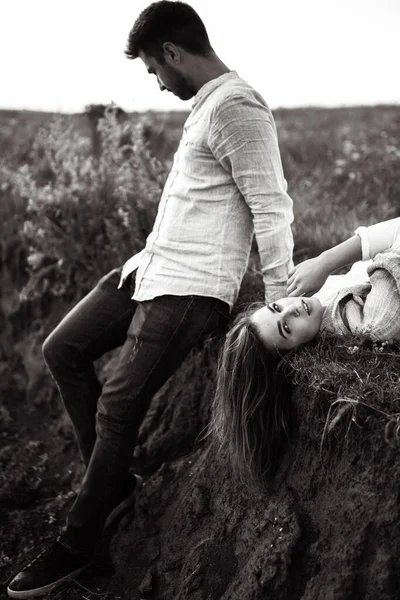 Pareja Gentil Cariñosa Sentada Orilla Atardecer — Foto de Stock