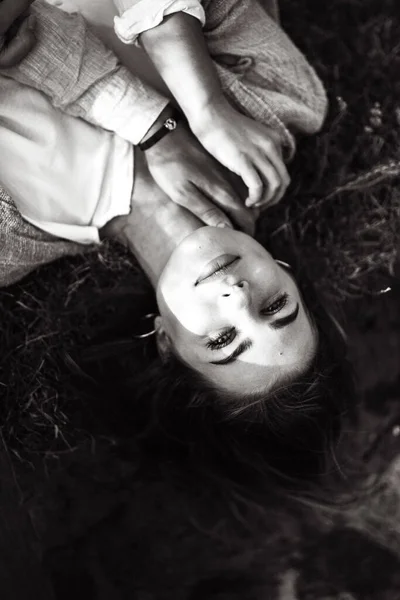 Yerde Yatan Güzel Bir Kızın Yakın Plan Portresi Adamın Eli — Stok fotoğraf
