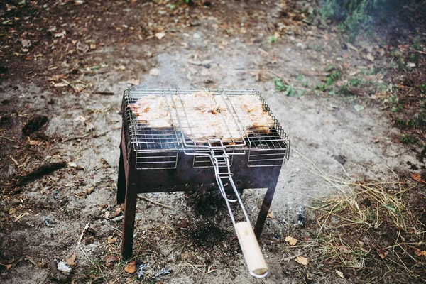 肉在烤架上煎 — 图库照片