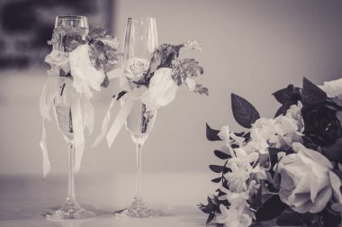 Törende şampanyalı iki düğün kadehi siyah ve beyaz.