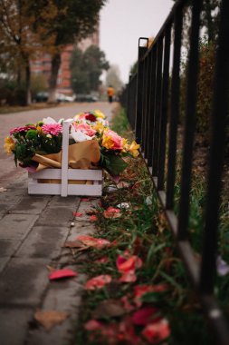 Asfalt, çiçek ve yaprakların arka planında güzel bir düğün buketi