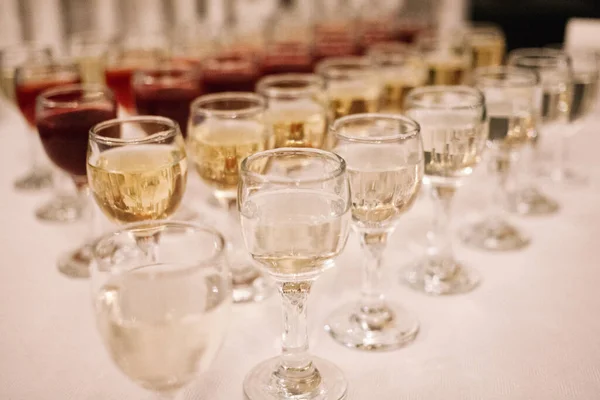 Sacco Bicchieri Con Alcol Sul Tavolo — Foto Stock