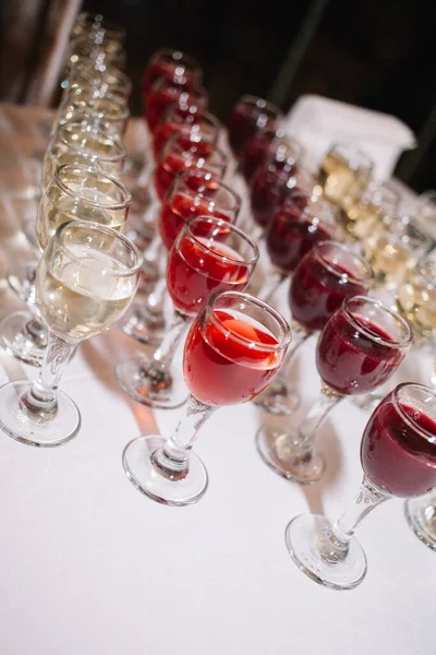 Sacco Bicchieri Con Alcol Giorno Del Matrimonio Tavola — Foto Stock