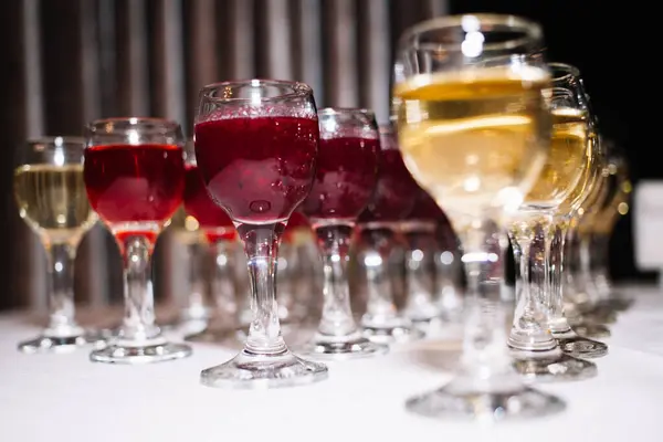 Sacco Bicchieri Con Alcol Giorno Del Matrimonio Tavola — Foto Stock