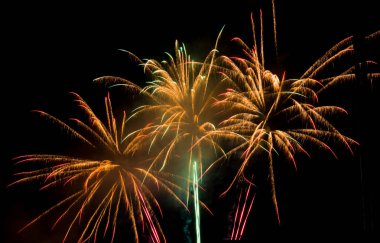 Sarı, kırmızı ve yeşil havai fişek