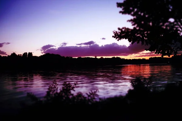 Avond rivier kleurrijke landschap schemering hemel paarse wolken reflectie. Rusanivka eiland, Kiev, Oekraïne — Stockfoto