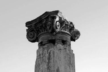 Kırık şapterli Antik Roma sütunları. Pompeii, İtalya. Siyah beyaz fotoğraf