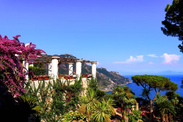 Pintoresca vista desde el jardín de Villa Rufolo en Ravello. Paisaje de verano, Sur de Italia, Amalfi coas — Foto de Stock