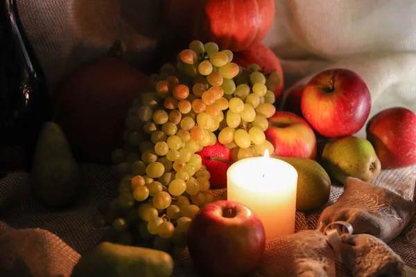 Höstskörd. Vita druvor av sultana, äpplen, päron och pumpor med mjukt ljus stilleben på säcktyg — Stockfoto