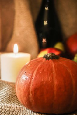 Şükran Günü kartpostalınız kutlu olsun. Sonbahar tatili hala hayattadır. Çuval bezinde yumuşak mum ışığı olan Cadılar Bayramı portakalı kabağı.