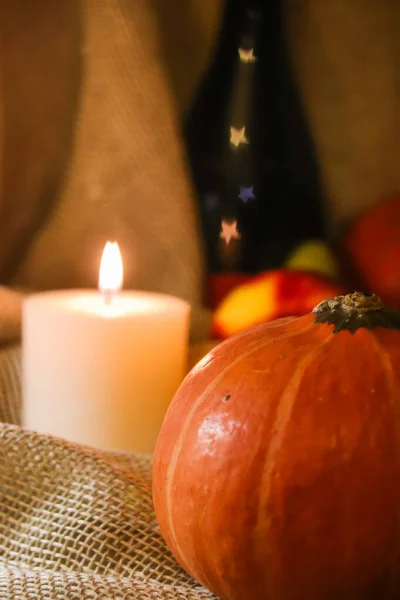 Boldog Hálaadási képeslapot. Őszi szünetek csendélet. Halloween narancs tök lágy gyertya fény zsákvászon. — Stock Fotó