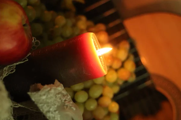 Φθινοπωρινή ζεστασιά σπίτι νεκρή ζωή. Καφέ κερί μαλακό φως στο τραπέζι με φρέσκα πράσινα σταφύλια και κόκκινο μήλο με κιθάρα — Φωτογραφία Αρχείου