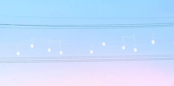 Fotografía abstracta surrealista manipulada creativa de la luna blanca sobre cables eléctricos sobre un fondo azul cielo rosa . Imágenes de stock libres de derechos