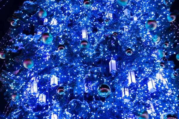 Fondo del árbol de Navidad de Phantom clásicas ramas de color azul con nieve, linternas de madera blanca, bolas de Navidad y luces —  Fotos de Stock