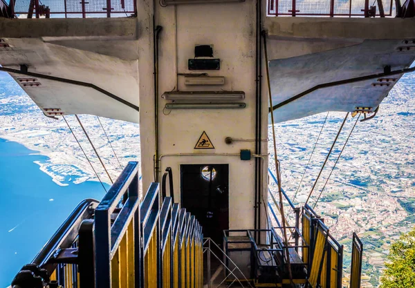 Construção de estação funicular com vista para Castellammare di Stabia e mar. Campania, Itália — Fotografia de Stock