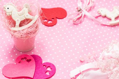 Pembe kız arka planda bebek partisi dekorasyonu yapıyor. Uzayı kopyala Üst görünüm.
