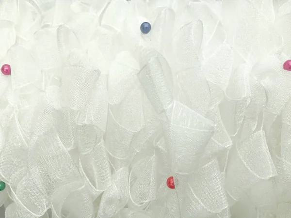 Fitas de tule de chiffon airy artesanal branco enrolado tecido de organza macio com contas de cor. Textura de fundo — Fotografia de Stock