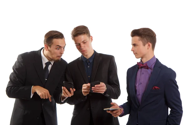Jongens op hun telefoons — Stockfoto