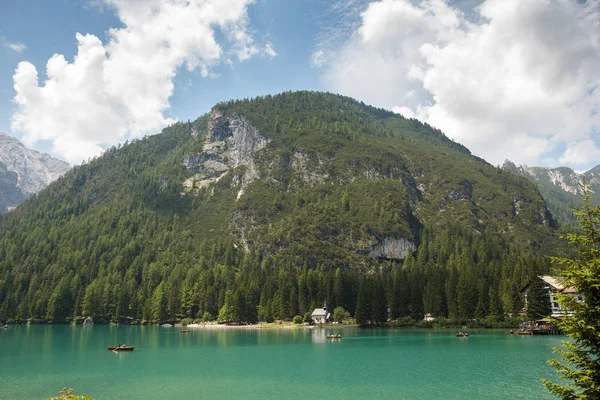 Lago di Braies or Pragser Wildsee in Italy — Stockfoto