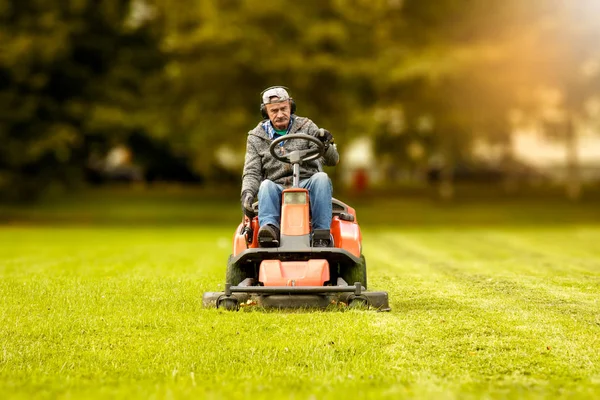 The lawn mower — Stock Photo, Image