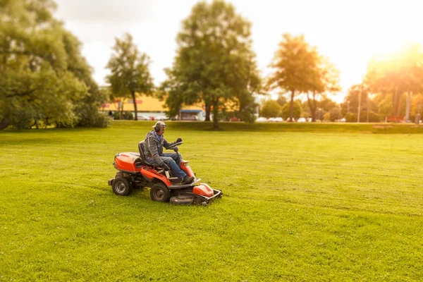 Gräsklippare traktor — Stockfoto