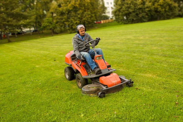 Man riding lawn mower — Stock Photo, Image