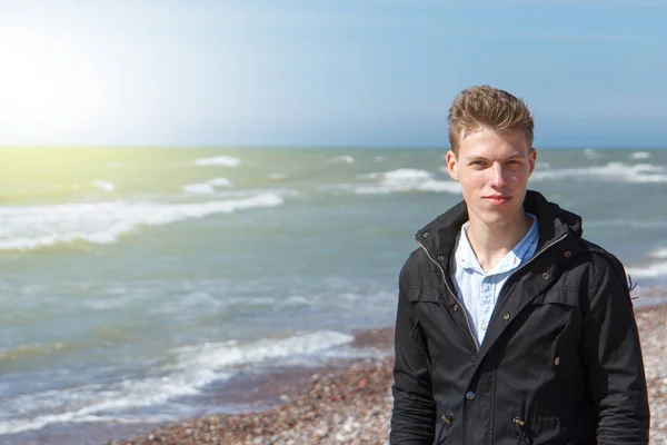 Junger Mann in der Nähe des Meeres — Stockfoto
