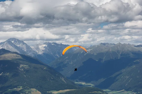 Parapente voando através dos Alpes — Fotografia de Stock