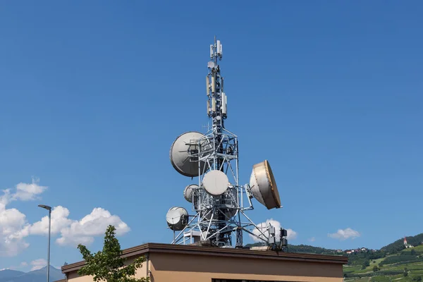 Telecommunication base stations on the roof of the building — Stock Photo, Image