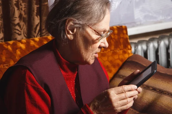 年配の女性が e 本を読む — ストック写真