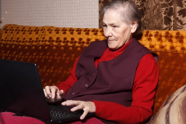 コンピューターを使用して年配の女性 — ストック写真