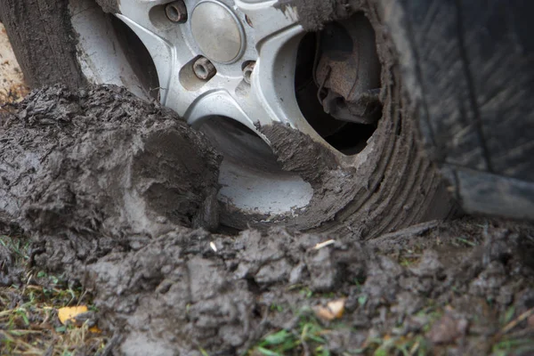 Auto wiel in vuil — Stockfoto