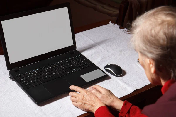 Mulher sênior usando computador — Fotografia de Stock