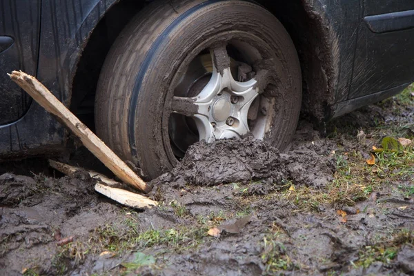 Autorad im Dreck — Stockfoto