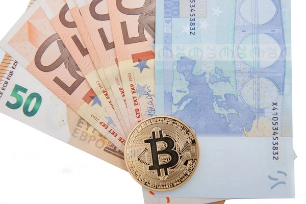 Moneta ricordo bitcoin dorato sulle banconote in euro — Foto Stock