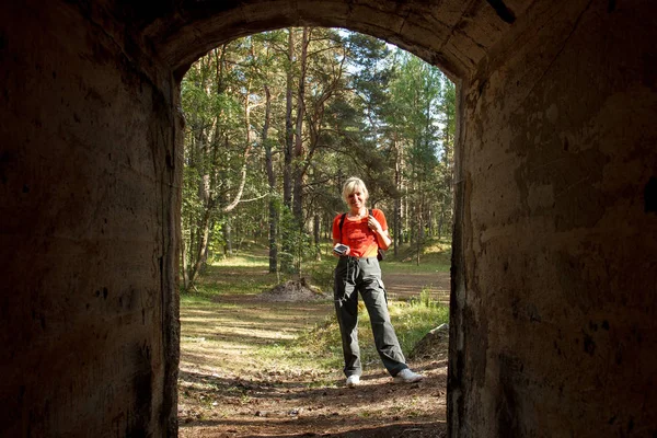 Una donna geocaching — Foto Stock