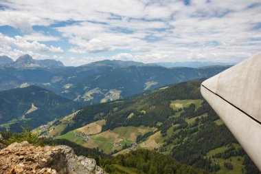south tyrol Alp vadisinde küçük köy görüntüleyin