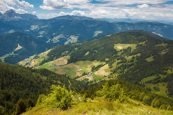 Uitzicht op dorp in Alpine valley in Zuid-Tirol — Stockfoto