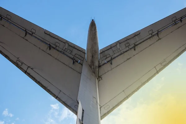 Uçak kanadı agains mavi gökyüzü — Stok fotoğraf
