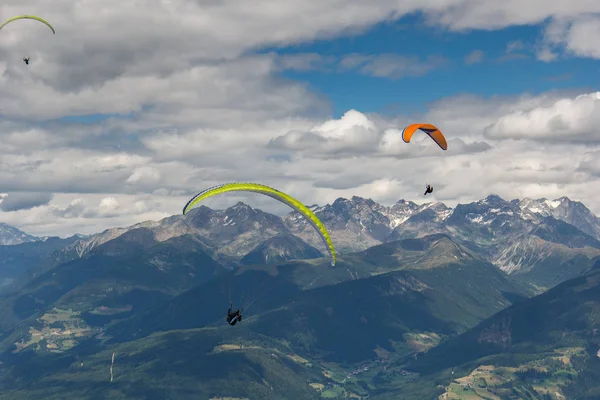 Parapente volant à travers les Alpes — Photo