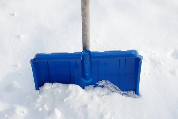 Pá de neve azul — Fotografia de Stock