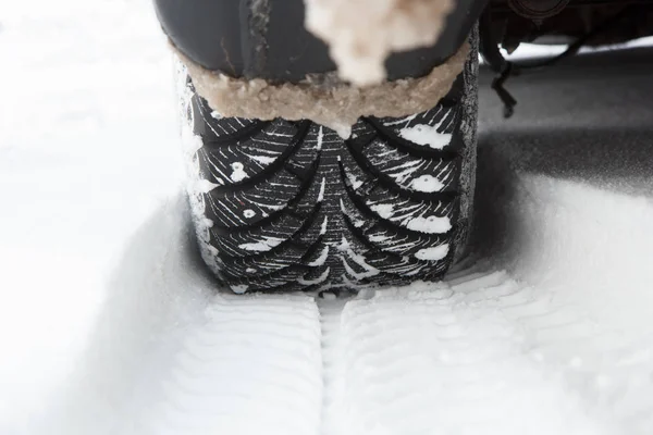 Roue voiture dans la neige — Photo